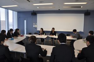 OBOG懇談会の様子。企業で働く卒業生から、リアルな声を聞くことができます。